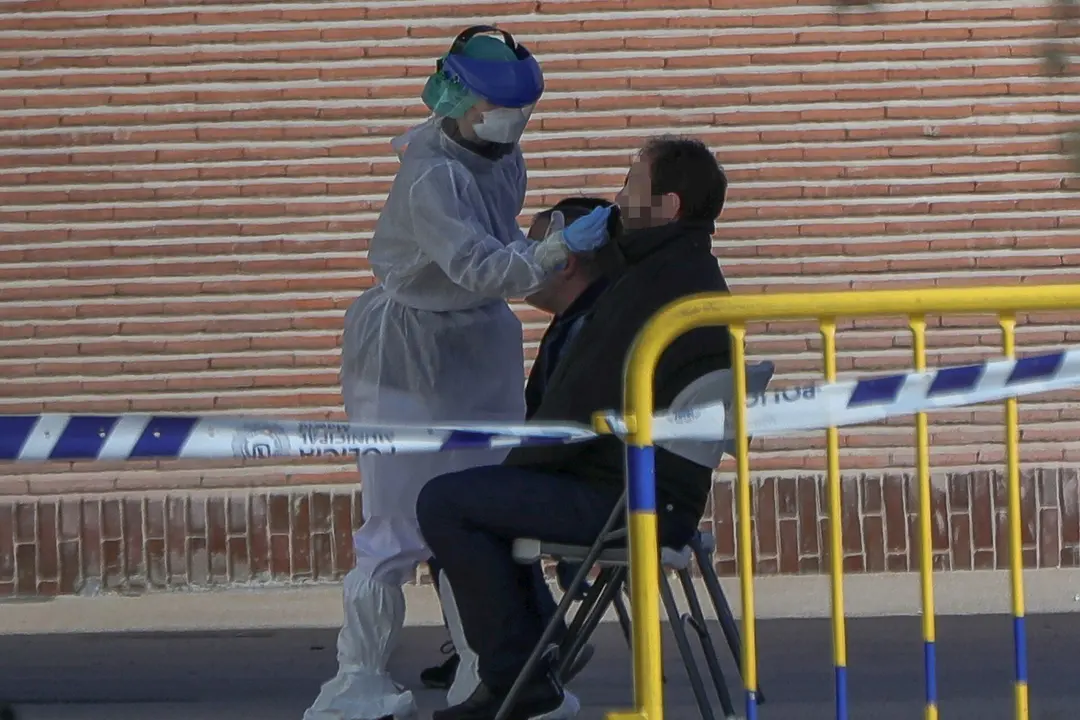 Una sanitaria le realiza a un trabajador de servicios esenciales uno de los test r&aacute;pidos de coronavirus que ha adquirido el Ayuntamiento de la capital para preservar la salud de los trabajadores m&aacute;s expuestos