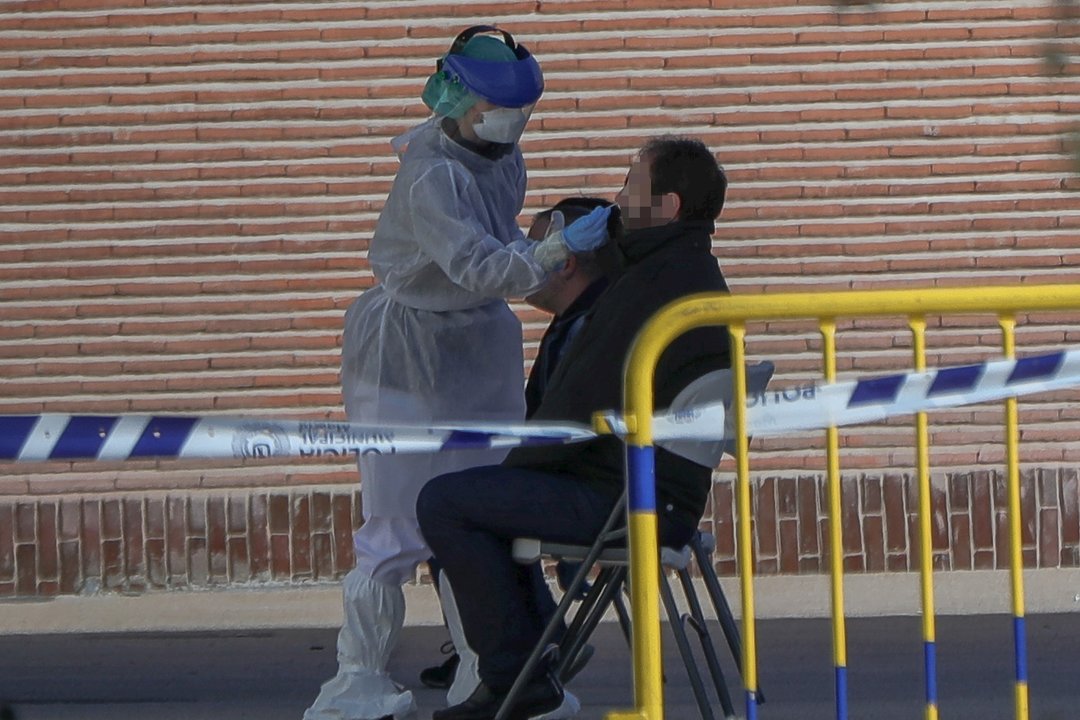Una sanitaria le realiza a un trabajador de servicios esenciales uno de los test rápidos de coronavirus que ha adquirido el Ayuntamiento de la capital para preservar la salud de los trabajadores más expuestos