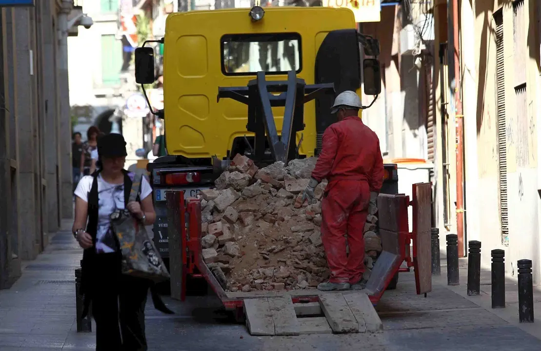 Obras en la calle, construcci&oacute;n, obreros, operario trabajando