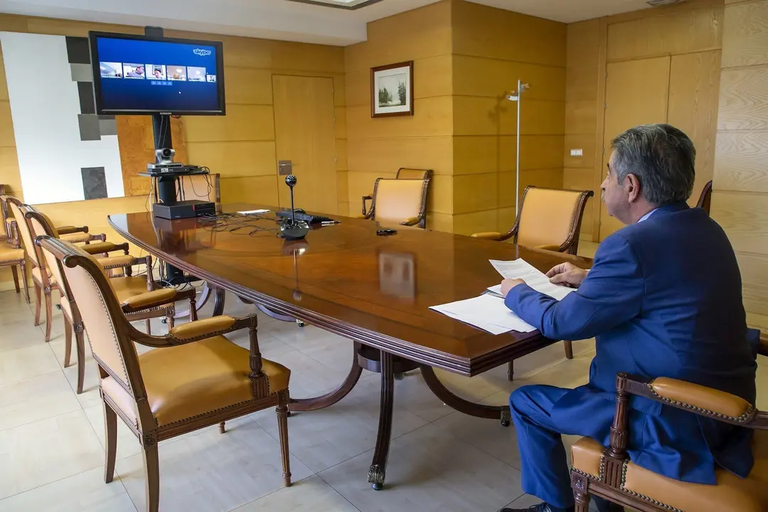 El presidente de Cantabria, Miguel &Aacute;ngel Revilla, preside la primera reuni&oacute;n telem&aacute;tica del Consejo de Gobierno