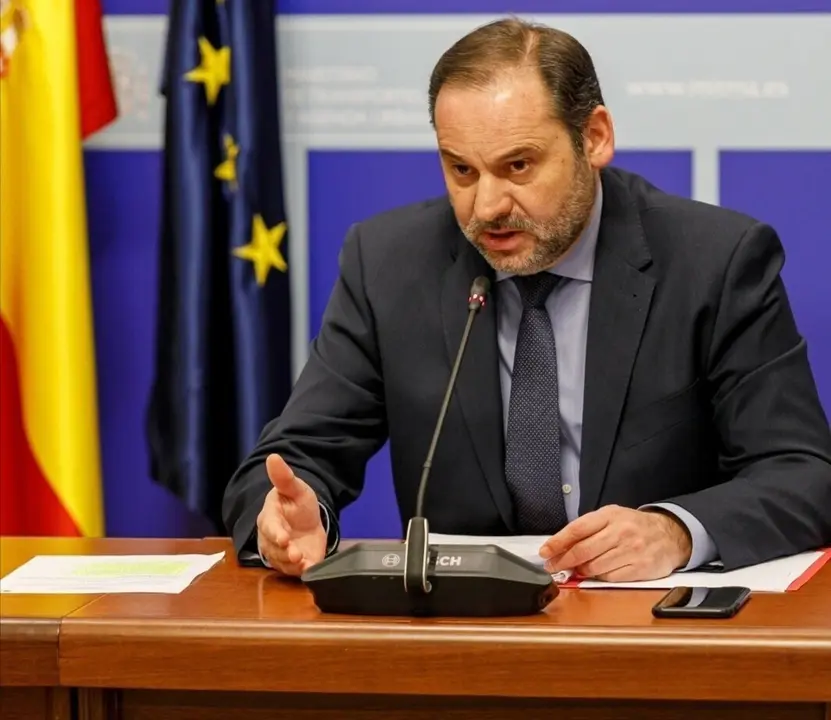 El ministro de Fomento durante las distintas reuniones que mantiene por videoconferencia