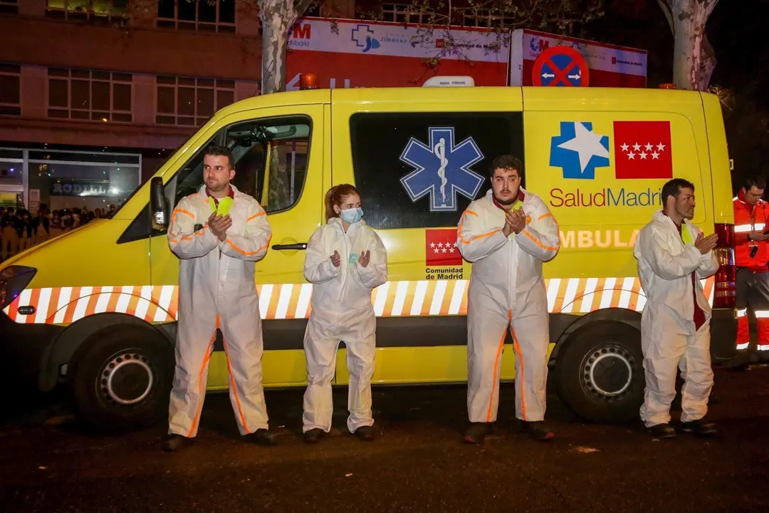 Polic&iacute;as, enfermeros y m&eacute;dicos se unen a los aplausos a los trabajadores sanitarios en la Fundaci&oacute;n Jim&eacute;nez D&iacute;az de Madrid a 21 de marzo de 2020