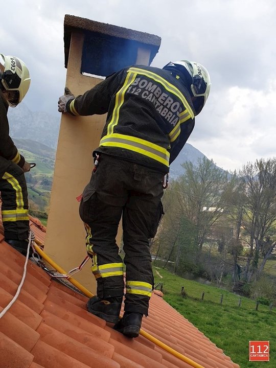 Bomberos del 112 Cantabria extinguen el fuego de una chimenea en una casa de Tama
