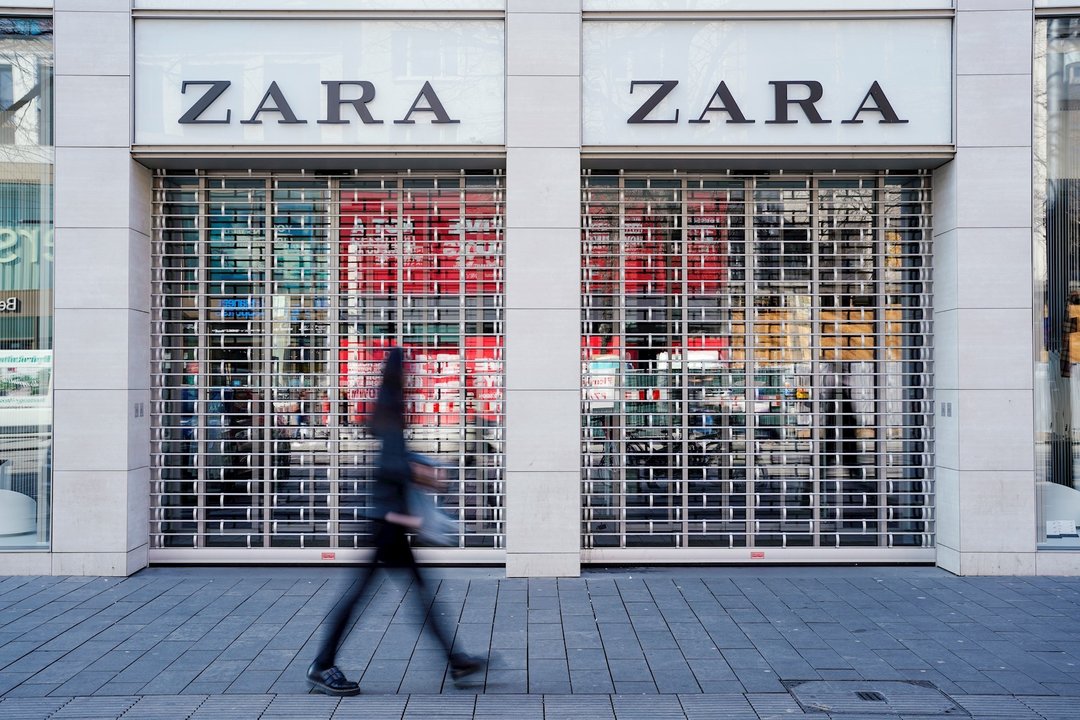 FILED - 18 March 2020, Baden-Wuerttemberg, Mannheim: A pedestrian walks past a closed Zara branch amid rising fears of the Coronavirus outbreak. Inditex, the Spanish owner of Zara has announced the closure of 3,785 stores globally due to the outbreak of c