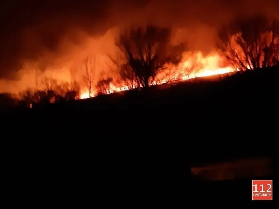 Incendio forestal esta madrugada en las cercan&iacute;as de Suano, en Campoo de Suso