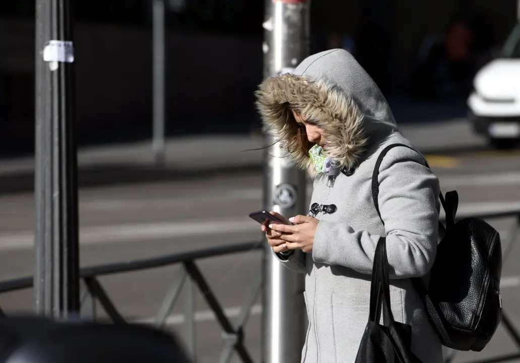 Una mujer camina por Madrid con la presencia de la borrasca Jorge que desde el s&aacute;bado se hace notar en la pen&iacute;nsula dejando rachas muy fuertes de viento, lluvias y un frente fr&iacute;o, en Madrid (Espa&ntilde;a), a 2 de marzo de 2020.