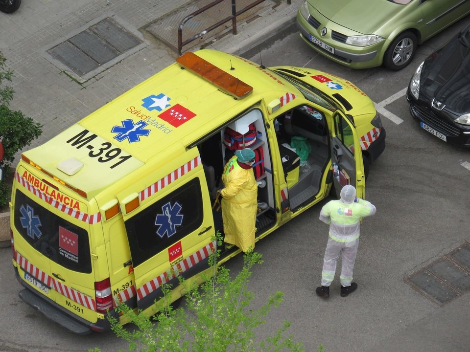 Médicos en una ambulancia durante la crisis del coronavirus