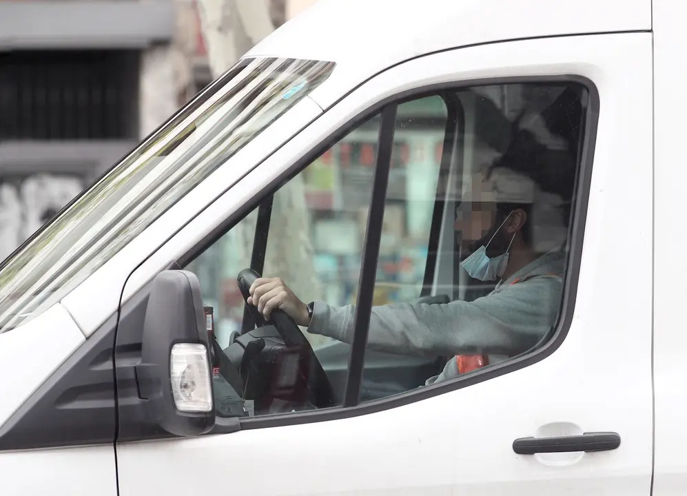 Un trabajador conduce por Madrid.