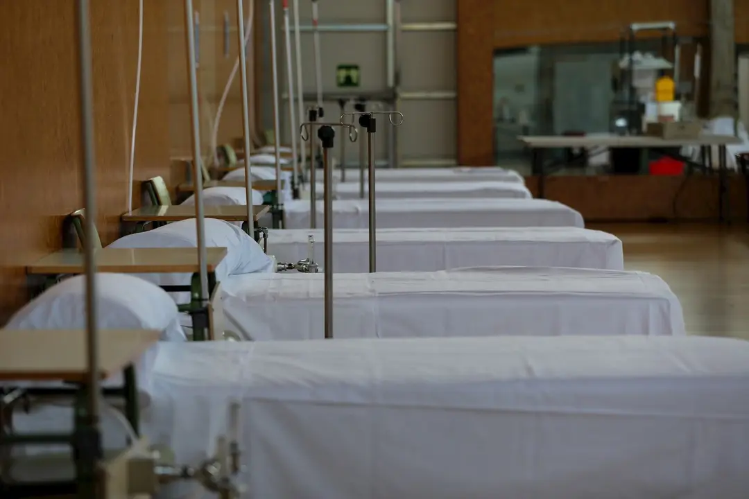 Camas habilitadas por los componentes del Batall&oacute;n de Zapadores VI de Paracaidistas del Ej&eacute;rcito de Tierra en las instalaciones deportivas del Campus Cient&iacute;fico Tecnol&oacute;gico de la Universidad de Alcal&aacute; de Henares (UAH) como hospital de campa&ntilde;a