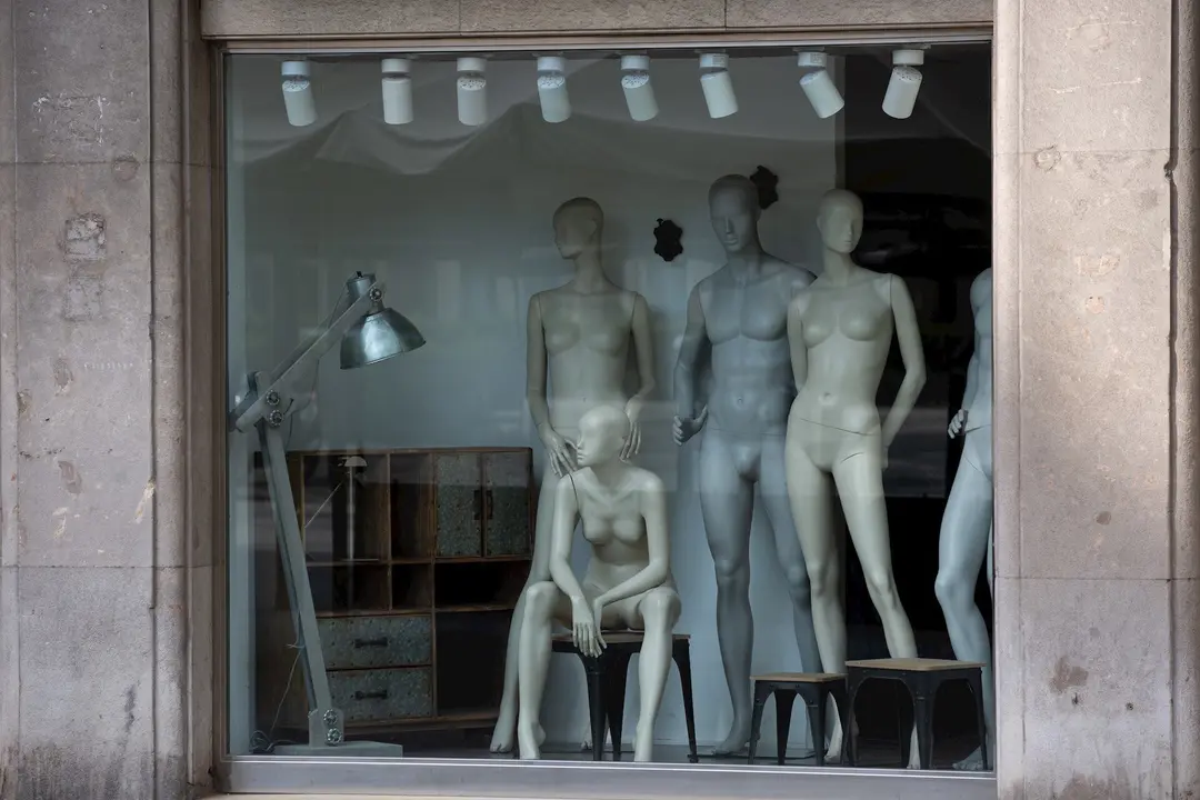 Escaparate de una tienda cerrada durante el noveno d&iacute;a laborable desde que se decret&oacute; el estado de alarma en el pa&iacute;s a consecuencia del coronavirus, en Barcelona/Catalunya (Espa&ntilde;a) a 26 de marzo de 2020.