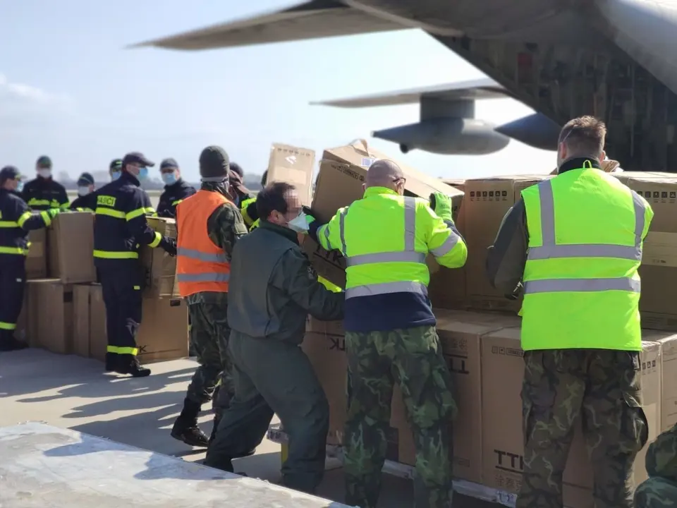 Un C130 H&eacute;rcules del Ala31 recoge material de protecci&oacute;n sanitaria contra el Covid-19 donado por la Rep&uacute;blica Checa en el aeropuerto de Pardubice, en Pardubice (Rep&uacute;blica Checa) a 29 de marzo de 2020.