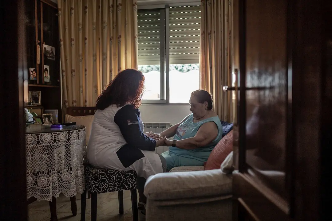 Isabel Calvo. Tiene 48 a&ntilde;os y vive en Fuenlabrada, Madrid. Trabaja como auxiliar de asistencia a domicilio dentro del sistema de atenci&oacute;n a la dependencia. 