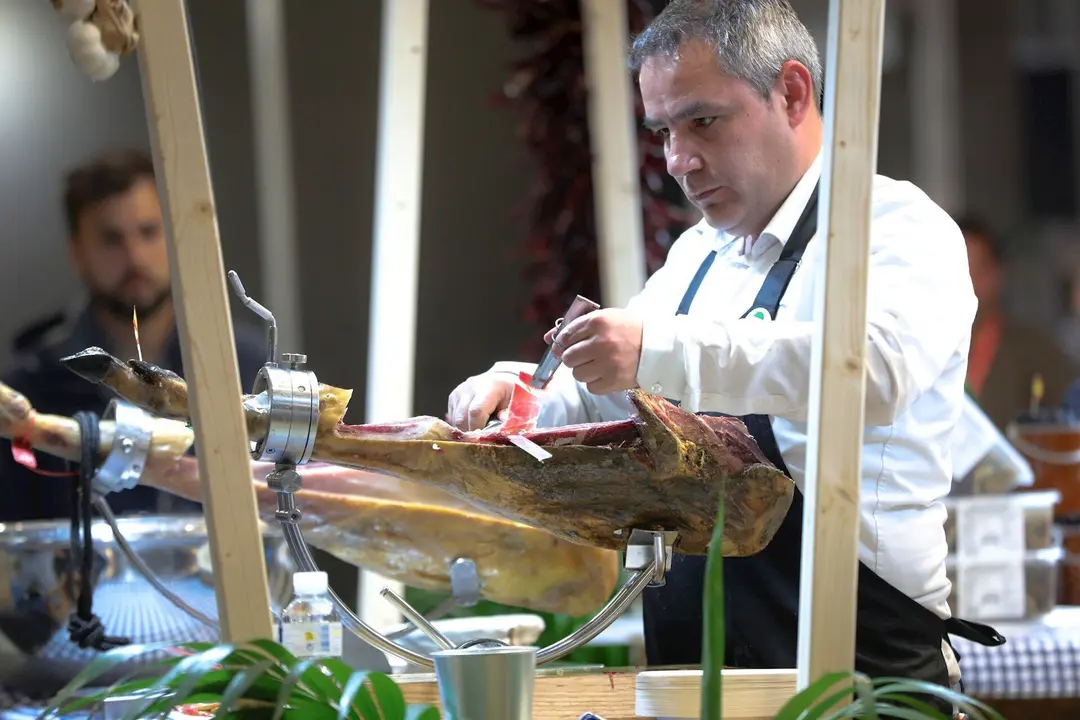 Un hombre corta jam&oacute;n