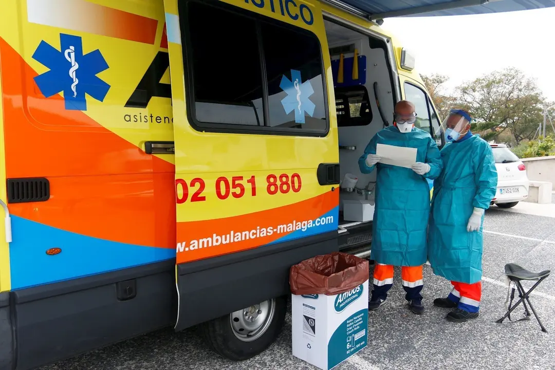Dispositivo sanitario de la prueba test del PCR para detectar la infecci&oacute;n por coronavirus a las personas desde su coche, instalado en el recinto de aparcamiento del centro de salud de la barriada La Roca, en M&aacute;laga, (Andaluc&iacute;a, Espa&ntilde;a)