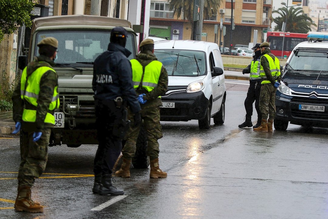 Militares del Ejército y agentes de la Policía Nacional realizan controles en Valencia por el estado de alarma 