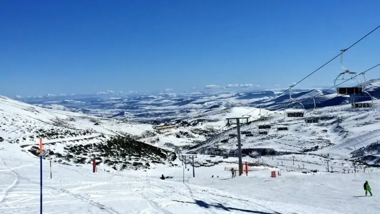     La estaci&oacute;n invernal de Alto Campoo ha iniciado este fin de semana con su puertas abiertas y con 18 de sus pistas disponibles, con casi 18,7 kil&oacute;metros esquiables, y buenas condiciones meteorol&oacute;gicas