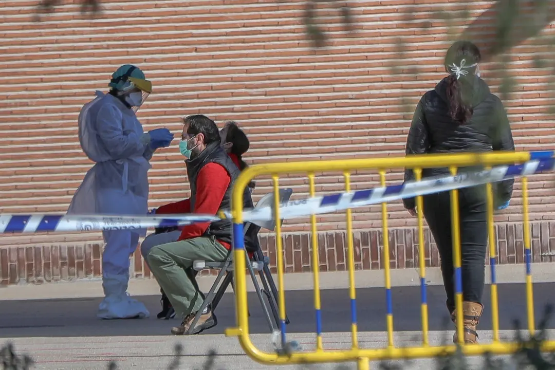 Una sanitaria le realiza a varios trabajadores de servicios esenciales uno de los test r&aacute;pidos de coronavirus que ha adquirido el Ayuntamiento de la capital para preservar la salud de los trabajadores m&aacute;s expuestos 