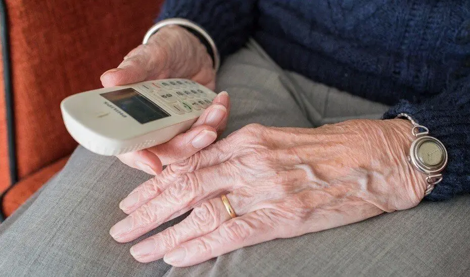 Persona mayor al tel&eacute;fono. Archivo