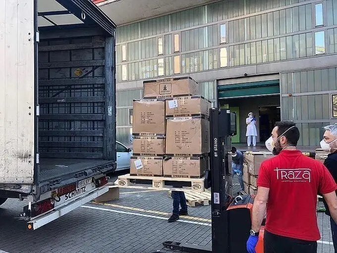 Llegada de mascarillas a Valdecilla