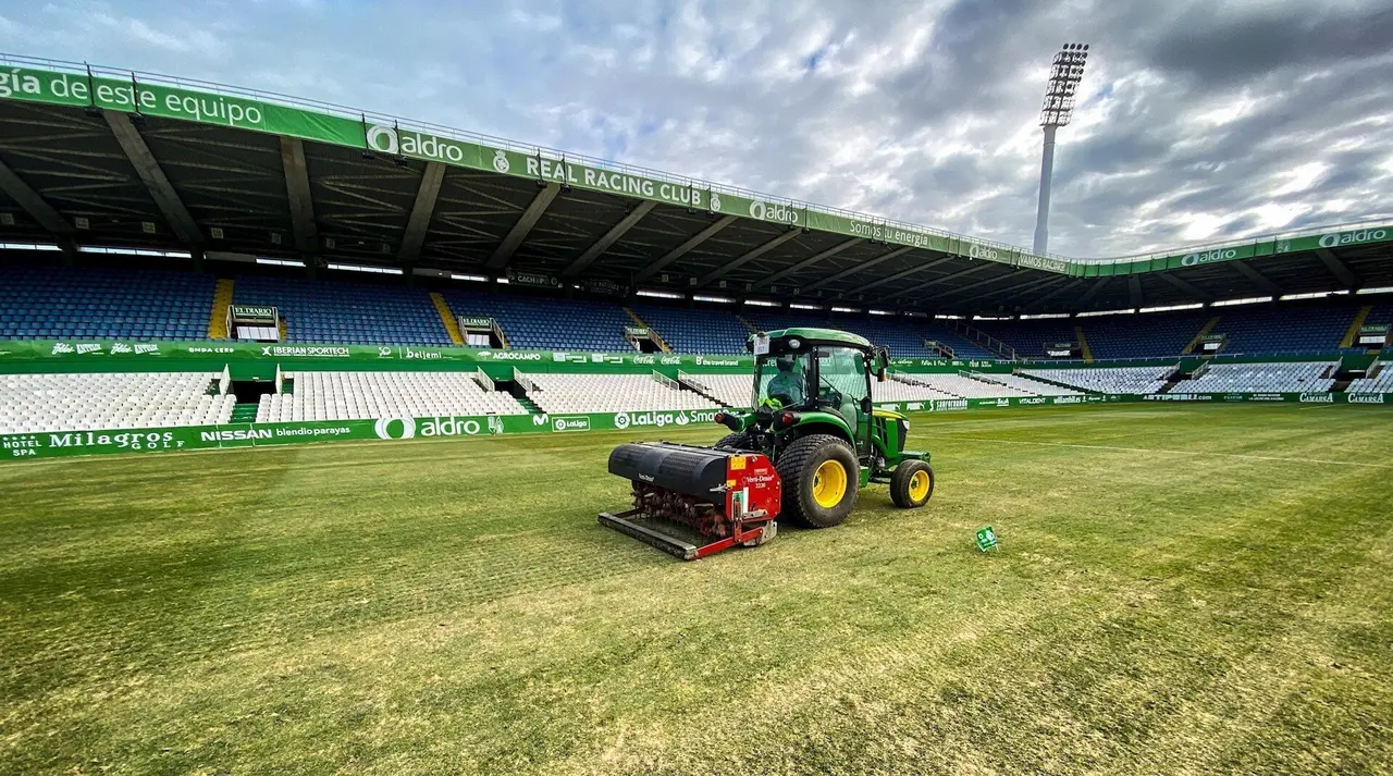 C&eacute;sped del campo del Racing de Santander