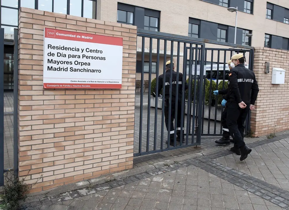 Militares de la UME se dirigen a una residencia y centro de d&iacute;a de Madrid para llevar a cabo tareas de desinfecci&oacute;n para evitar la propagaci&oacute;n del coronavirus