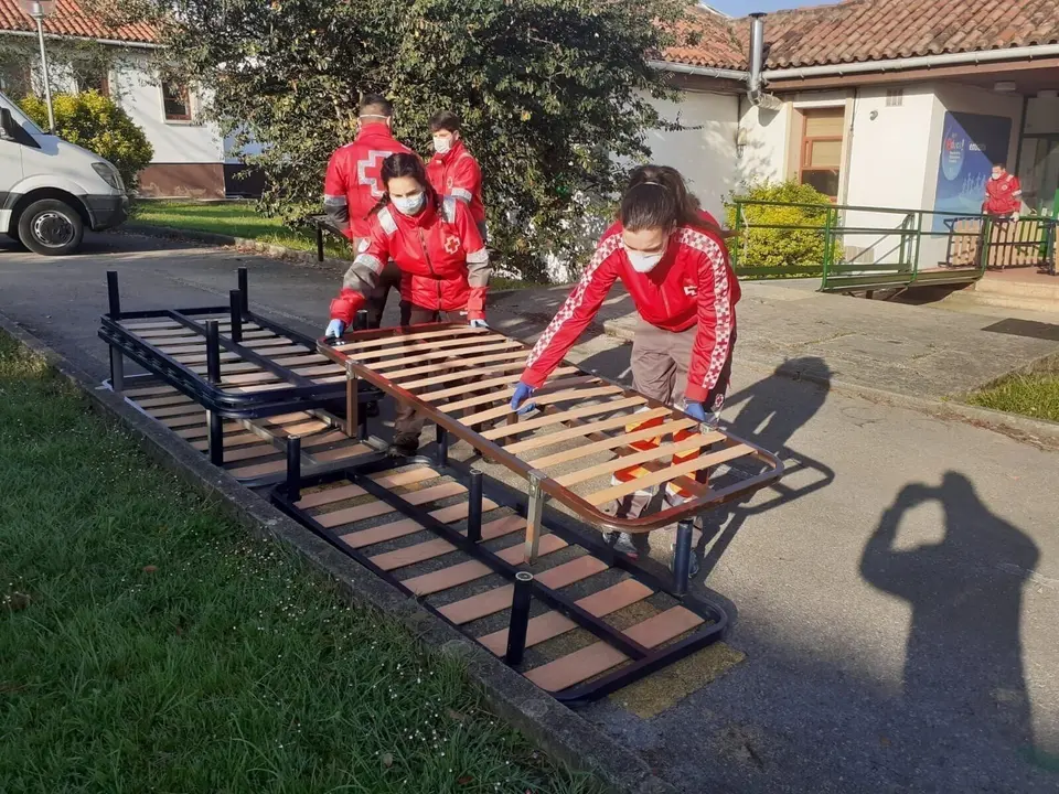 Voluntarios de Cruz Roja habilitan nuevos espacios