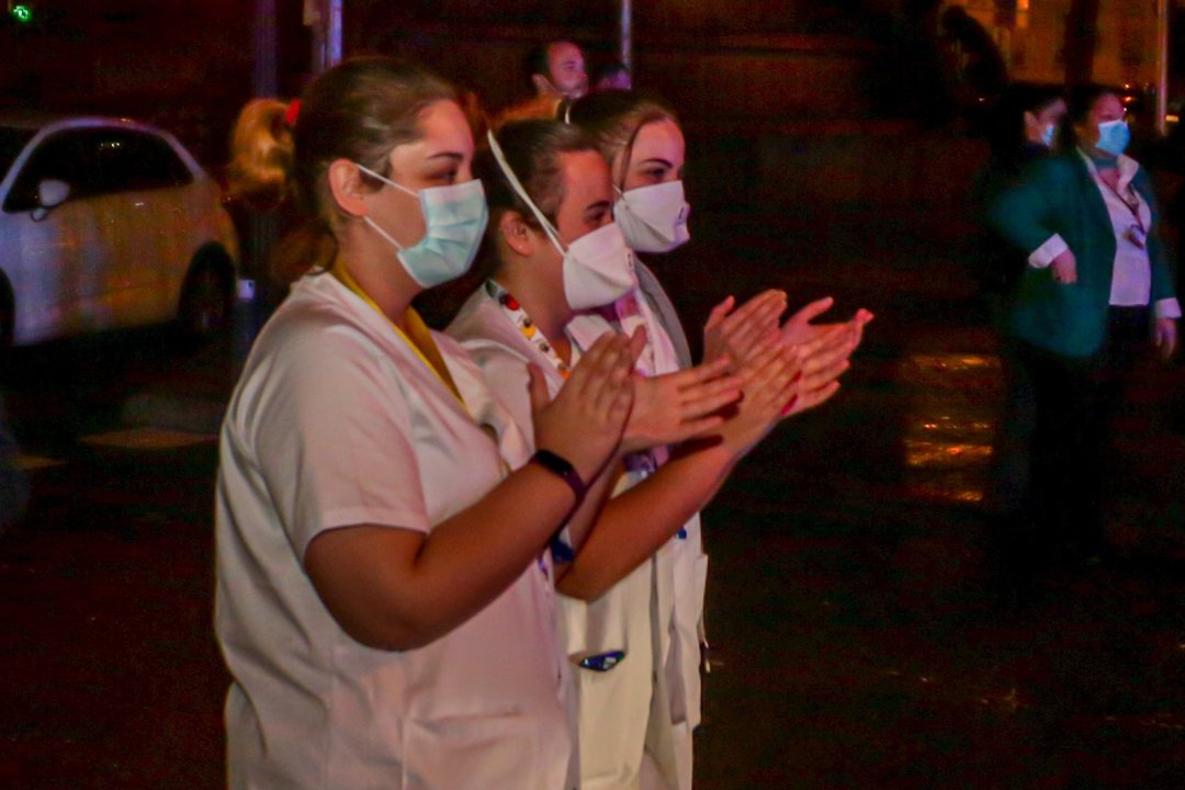Policías, enfermeros y médicos se unen a los aplausos a los trabajadores sanitarios en la Fundación Jiménez Díaz de Madrid a 21 de marzo de 2020
