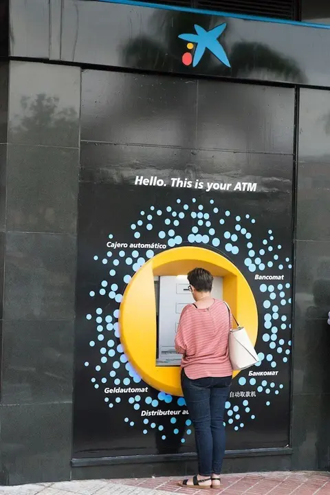 Exterior de un cajero de CaixaBank.