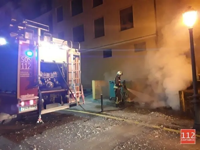 Bomberos sofocan un incendio en un contenedor en Li&eacute;rganes