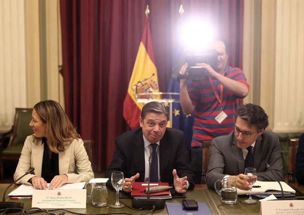 (I-D) La secretaria de Estado de Comercio, Xiana M&eacute;ndez, el ministro de Agricultura, Pesca y Alimentaci&oacute;n en funciones, Luis Planas y el secretario general de Agricultura y Alimentaci&oacute;n, Fernando Miranda