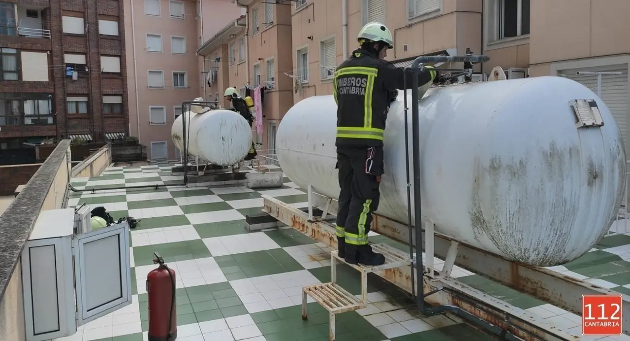 Bomberos del 112 comprobando tanques de gas en Laredo tras un escape en uno de ellos