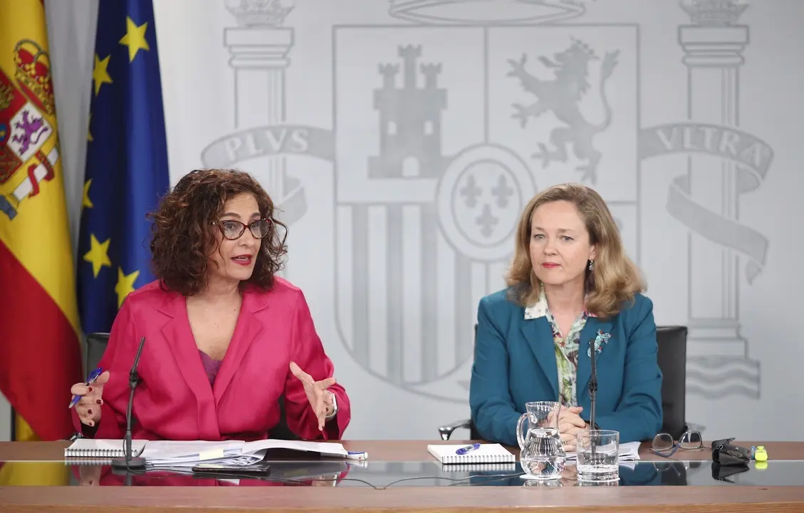 La ministra Portavoz y de Hacienda, Mar&iacute;a Jes&uacute;s Montero (i) y la vicepresidenta tercera y ministra de Asuntos Econ&oacute;micos y Transformaci&oacute;n Digital, Nadia Calvi&ntilde;o (d).