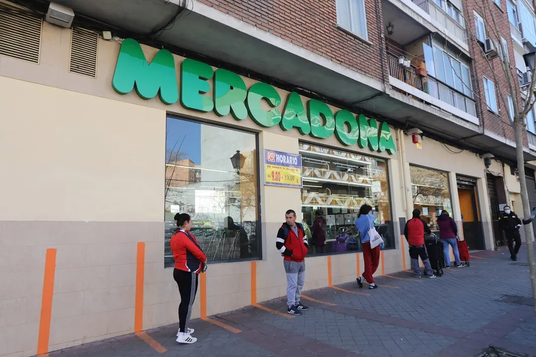 Varias personas esperan para poder entrar a comprar en un supermercado Mercadona de Madrid en plena crisis sanitaria por coronavirus donde los espa&ntilde;oles llevan confinados en sus hogares casi dos semanas, en Madrid (Espa&ntilde;a), a 26 de marzo de 2020.