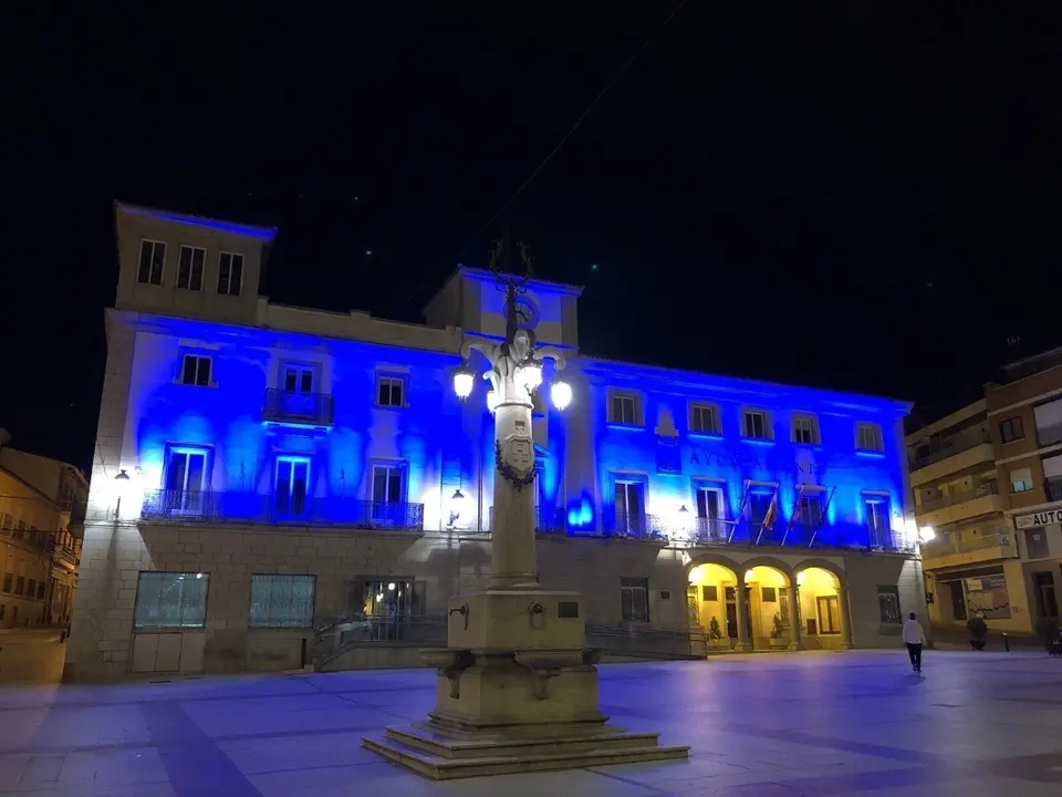 Fachada del Ayuntamiento de Colmenar Viejo que luce de azul por el d&iacute;a del autismo