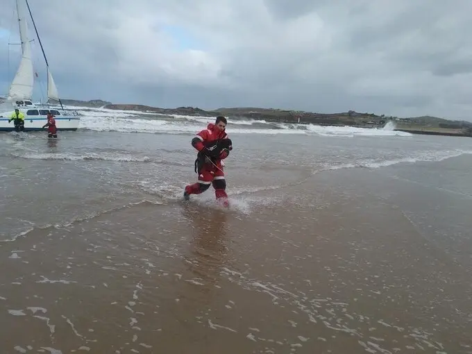 Rescate del ocupante de un catamar&aacute;n a la deriva y su mascota en Suances