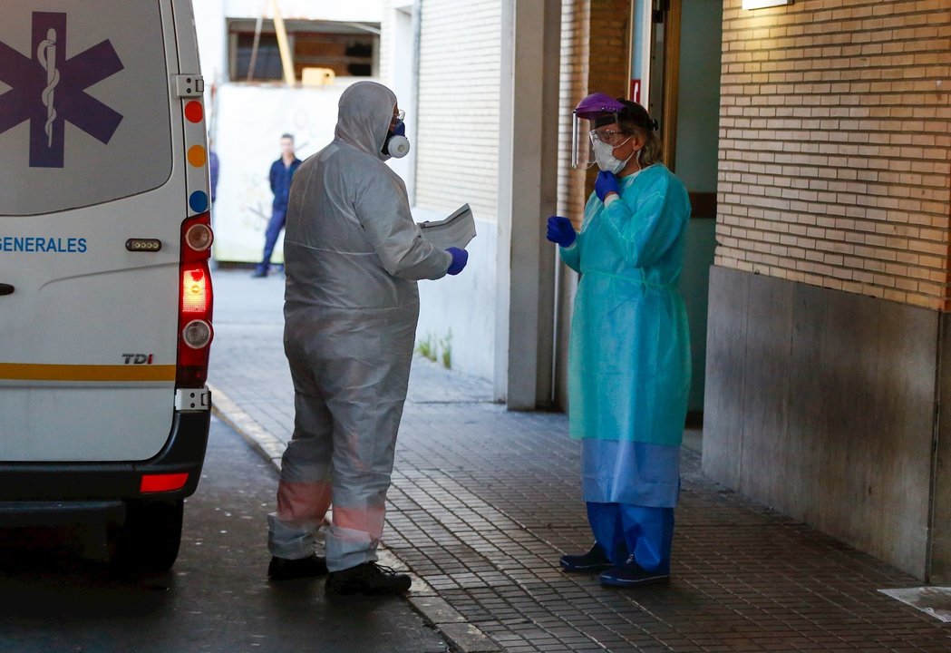 Después del aplauso enHospital Virgen del Rocío, llega una ambulancia con un enfermo  en Sevilla a 02 de abril 2020