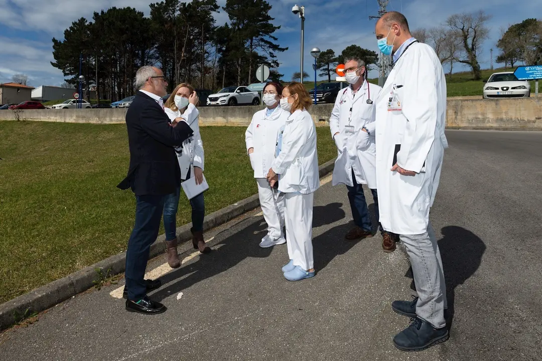 El consejero de Sanidad, Miguel Rodr&iacute;guez, con profesionales del Hospital de Liencres