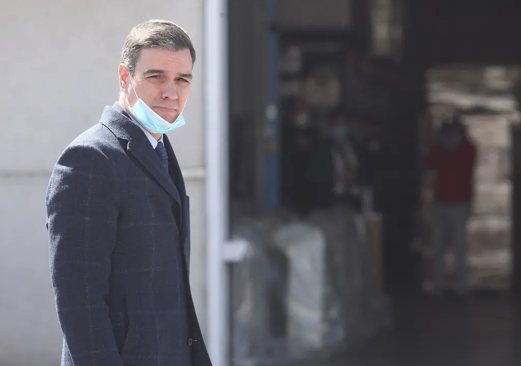 El presidente del gobierno, Pedro S&aacute;nchez, protegido con mascarilla durante la visita que ha realizado a las instalaciones interiores de la empresa Hersill
