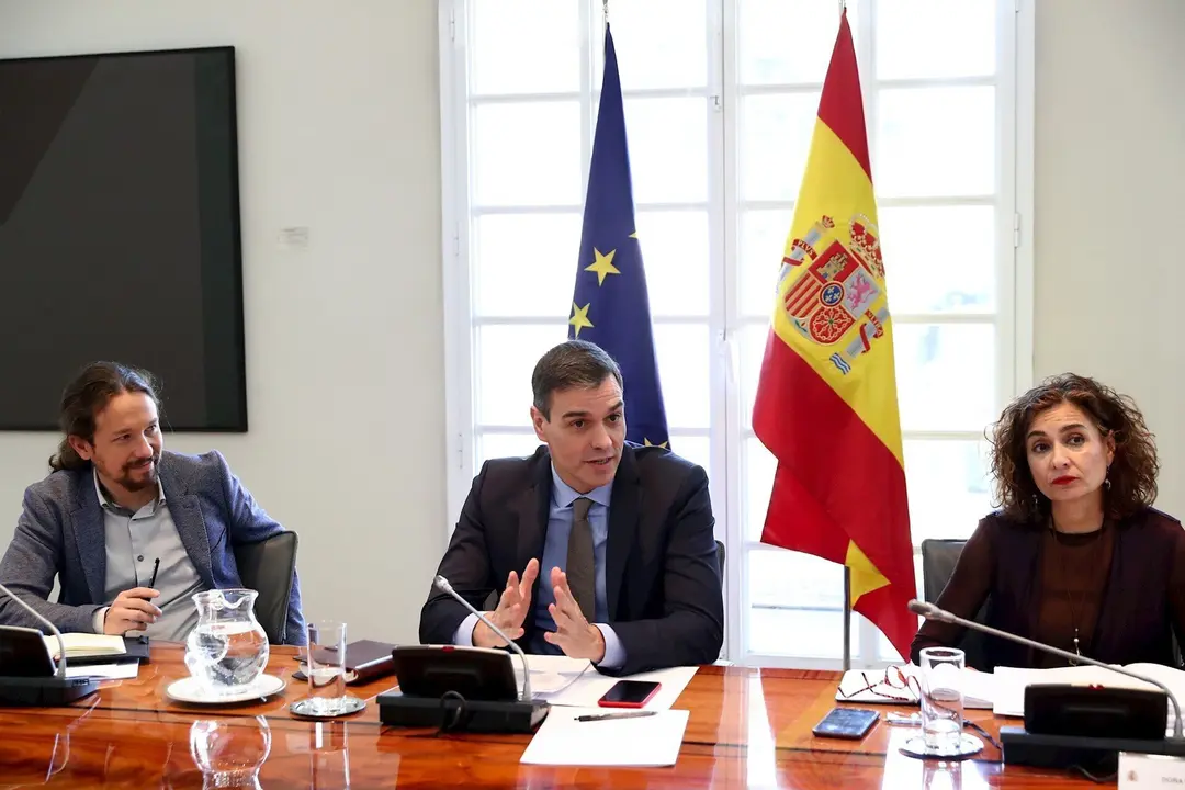 El vicepresidente segundo y ministro de Derechos Sociales y Agenda 2030, Pablo Iglesias; el presidente del Gobierno, Pedro S&aacute;nchez y la ministra de Hacienda, Mar&iacute;a Jes&uacute;s Montero