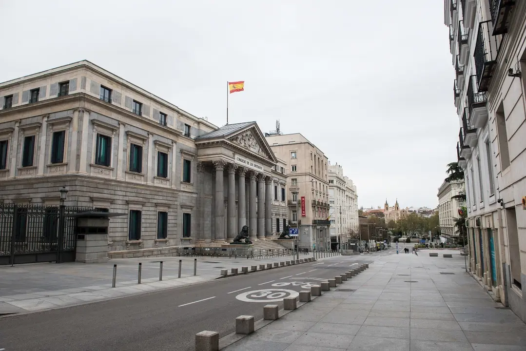 Fachada del Congreso de los Diputados durante el primer d&iacute;a del luto oficial por los fallecidos del COVID-19 decretado por la presidenta madrile&ntilde;a, Isabel D&iacute;az Ayuso, en Madrid (Espa&ntilde;a) a 30 de marzo de 2020.