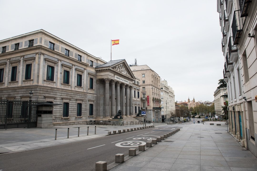 Fachada del Congreso de los Diputados durante el primer día del luto oficial por los fallecidos del COVID-19 decretado por la presidenta madrileña, Isabel Díaz Ayuso, en Madrid (España) a 30 de marzo de 2020.
