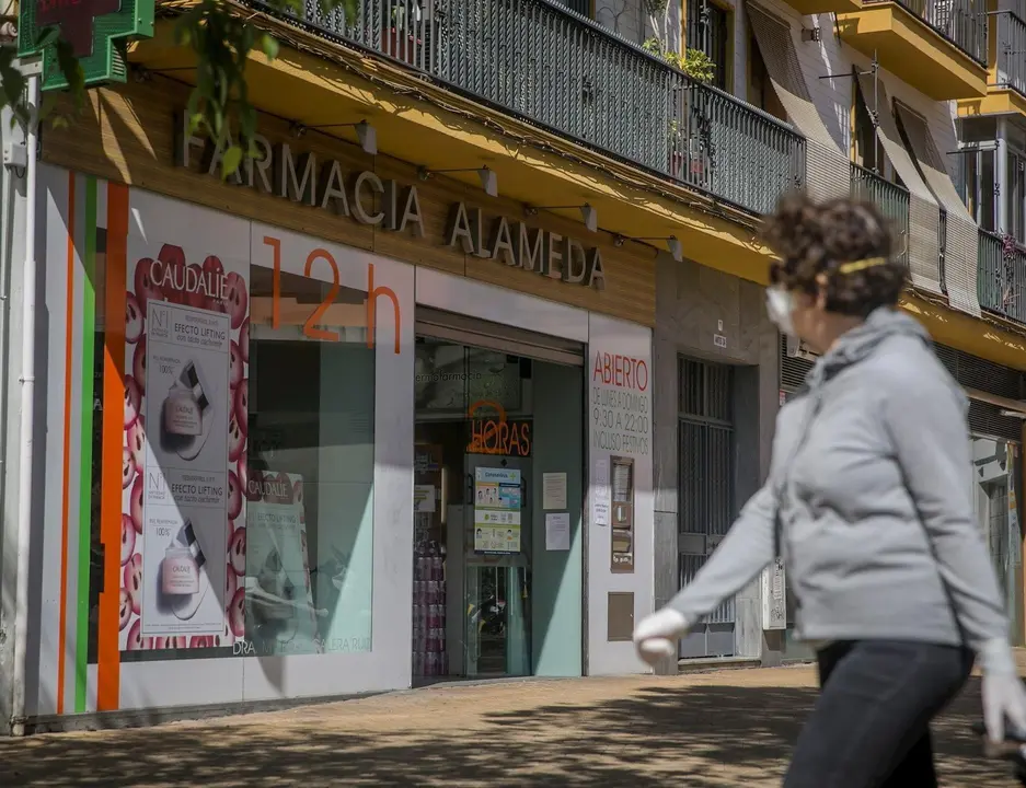 Farmacia abierta por ser esencial, durante la limitaci&oacute;n total de movimientos salvo de los trabajadores de actividades esenciales
