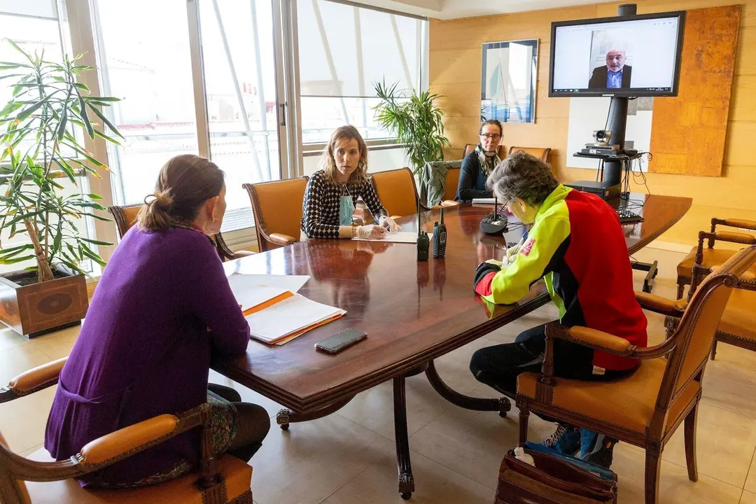 La consejera de Presidencia, Paula Fern&aacute;ndez, en la reuni&oacute;n