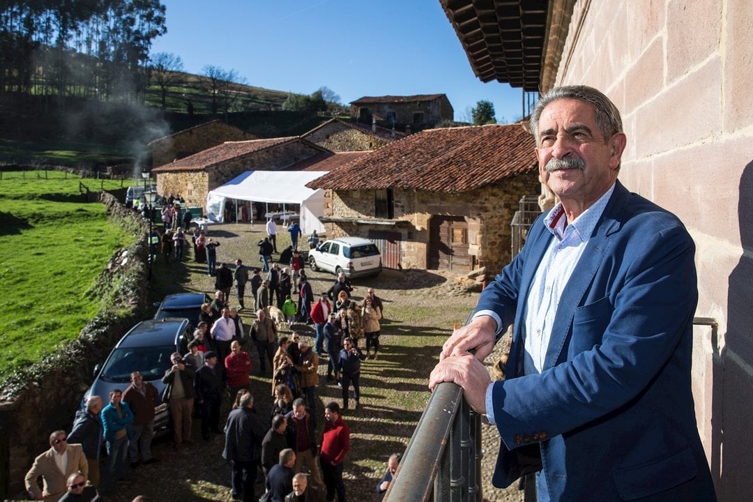El presidente de Cantabria, Miguel Ángel Revilla, en una zona rural