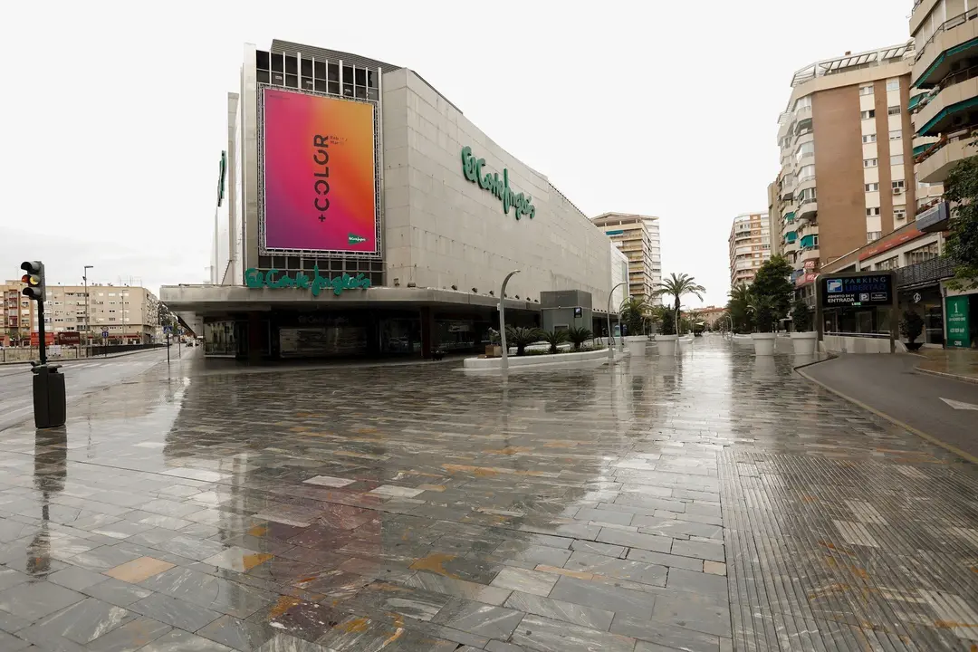 Un edificio de El Corte Ingl&eacute;s en la Avd. La Libertad, vac&iacute;a durante el estado de alarma, a 22 de marzo de 2020.