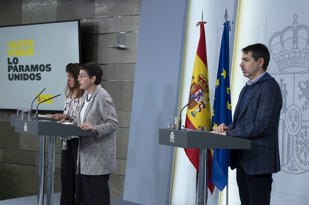 La secretaria de Estado de Cooperación, Ángeles Moreno (i), la ministra de Asuntos Exteriores, UE y Cooperación, Arancha González Laya (c) y el director general de españoles en el Exterior y Asuntos Consulares, Juan Duarte (d)