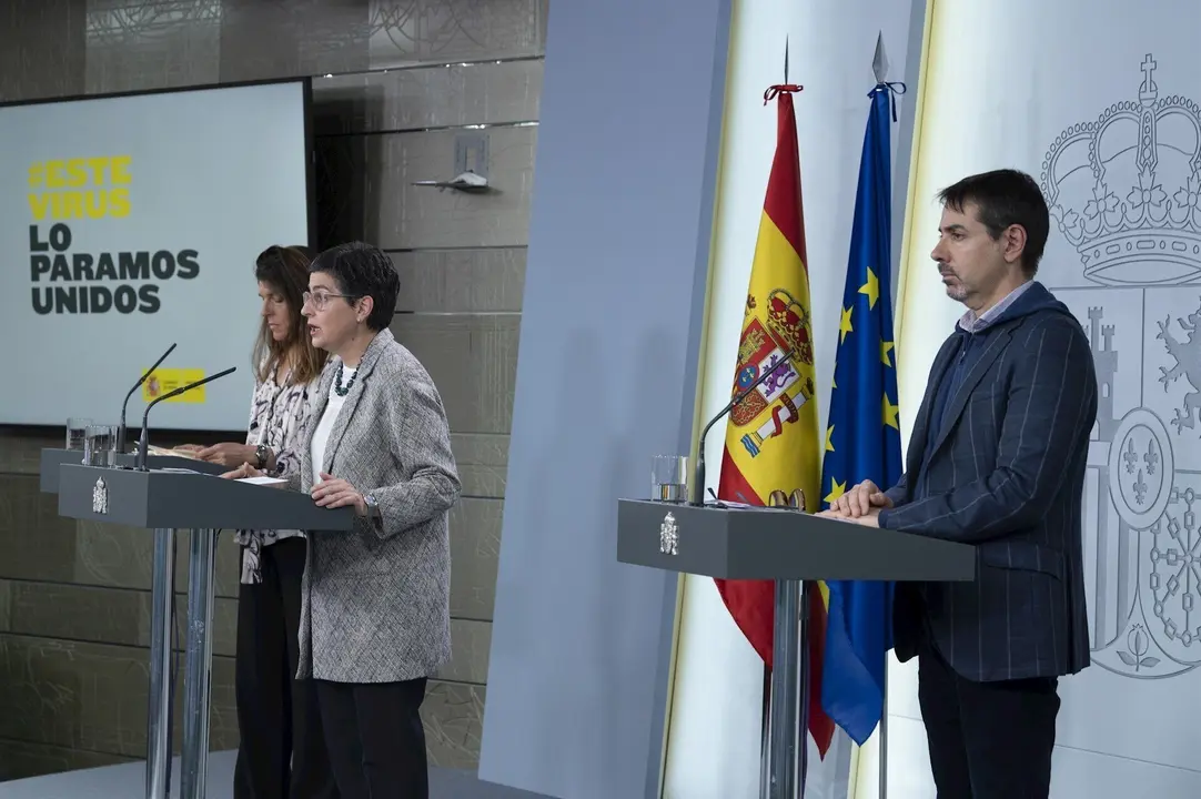 La secretaria de Estado de Cooperaci&oacute;n, &Aacute;ngeles Moreno (i), la ministra de Asuntos Exteriores, UE y Cooperaci&oacute;n, Arancha Gonz&aacute;lez Laya (c) y el director general de espa&ntilde;oles en el Exterior y Asuntos Consulares, Juan Duarte (d)