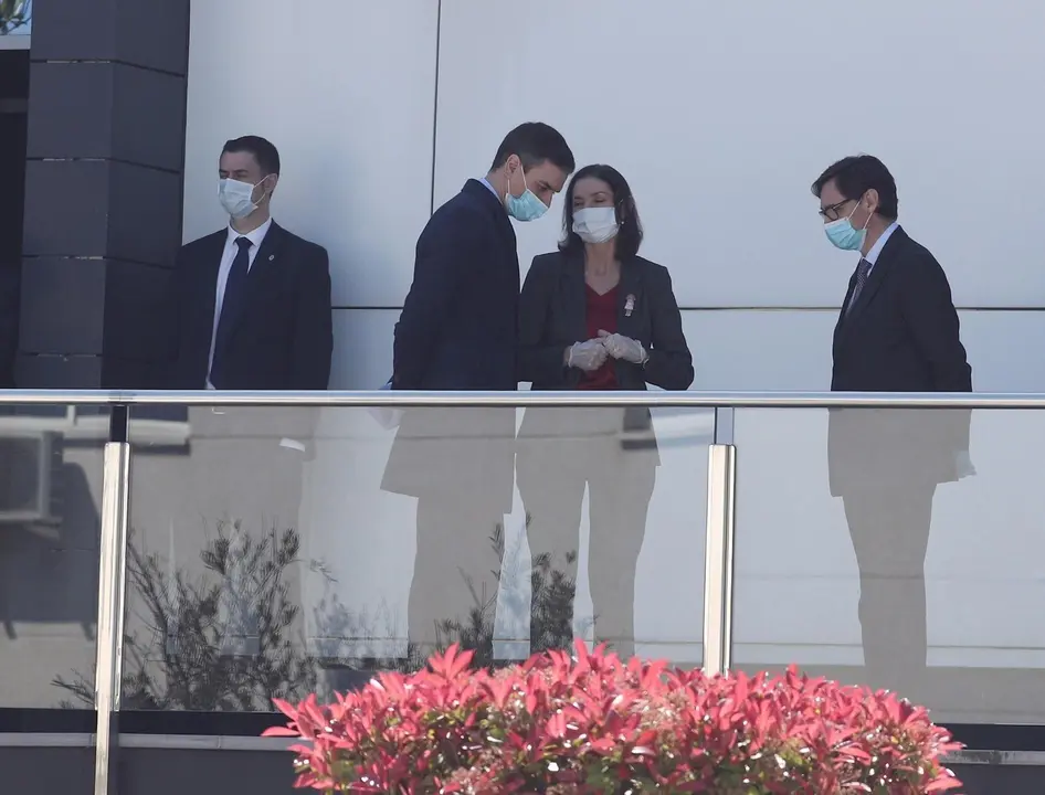 (I-D) El presidente del gobierno, Pedro S&aacute;nchez, acompa&ntilde;ado entre otros por la ministra de Industria y Comercio, Reyes Maroto, y el ministro de Sanidad, Salvador Illa, finaliza la visita que ha realizado a las instalaciones interiores de la empresa Hersil