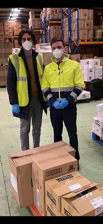 El alcalde de Astillero, Javier Fern&aacute;ndez Sober&oacute;n, junto al director general de la empresa 3L Internacional, M&aacute;ximo Gonz&aacute;lez, y las cajas con la donaci&oacute;n recibida por el Ayuntamiento.