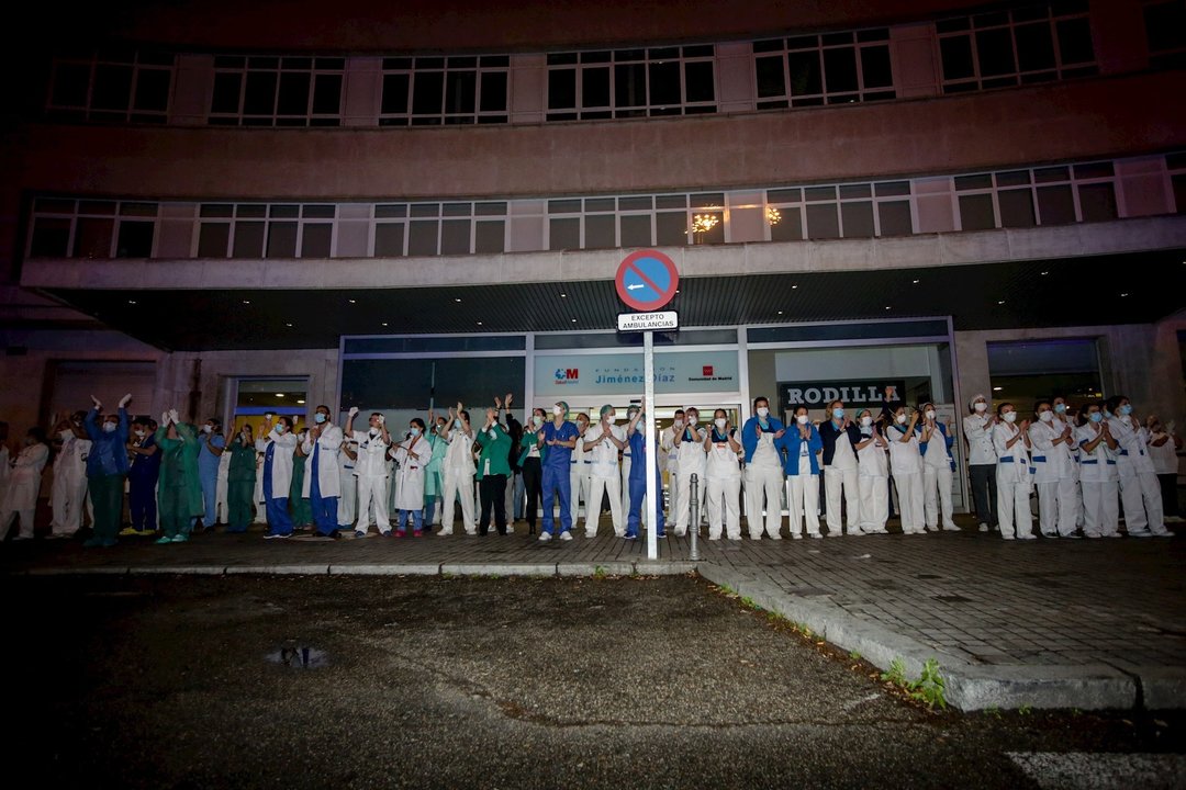 Policías, enfermeros y médicos se unen a los aplausos a los trabajadores sanitarios en la Fundación Jiménez Díaz de Madrid a 21 de marzo de 2020